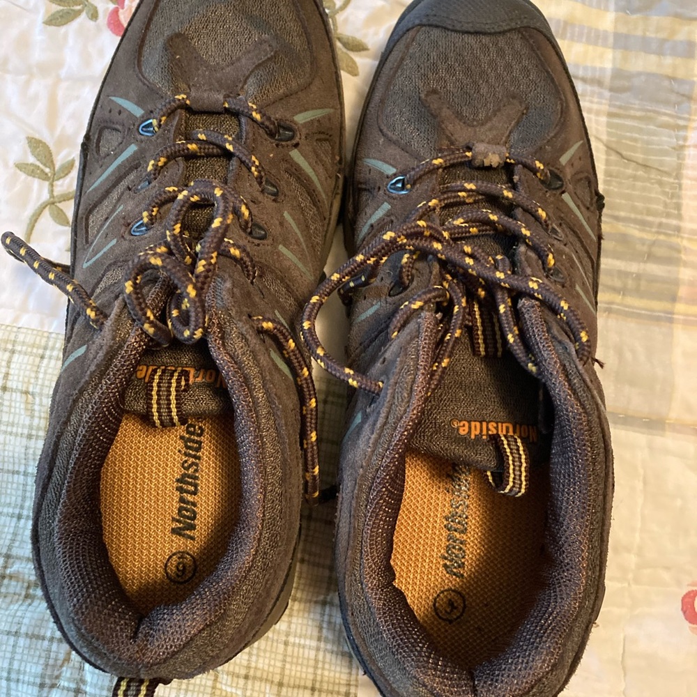 New! Kids hiking boots